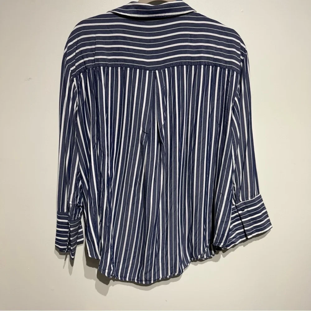 H&M Blue and White Striped Blouse. Size Medium - Picture 7 of 9